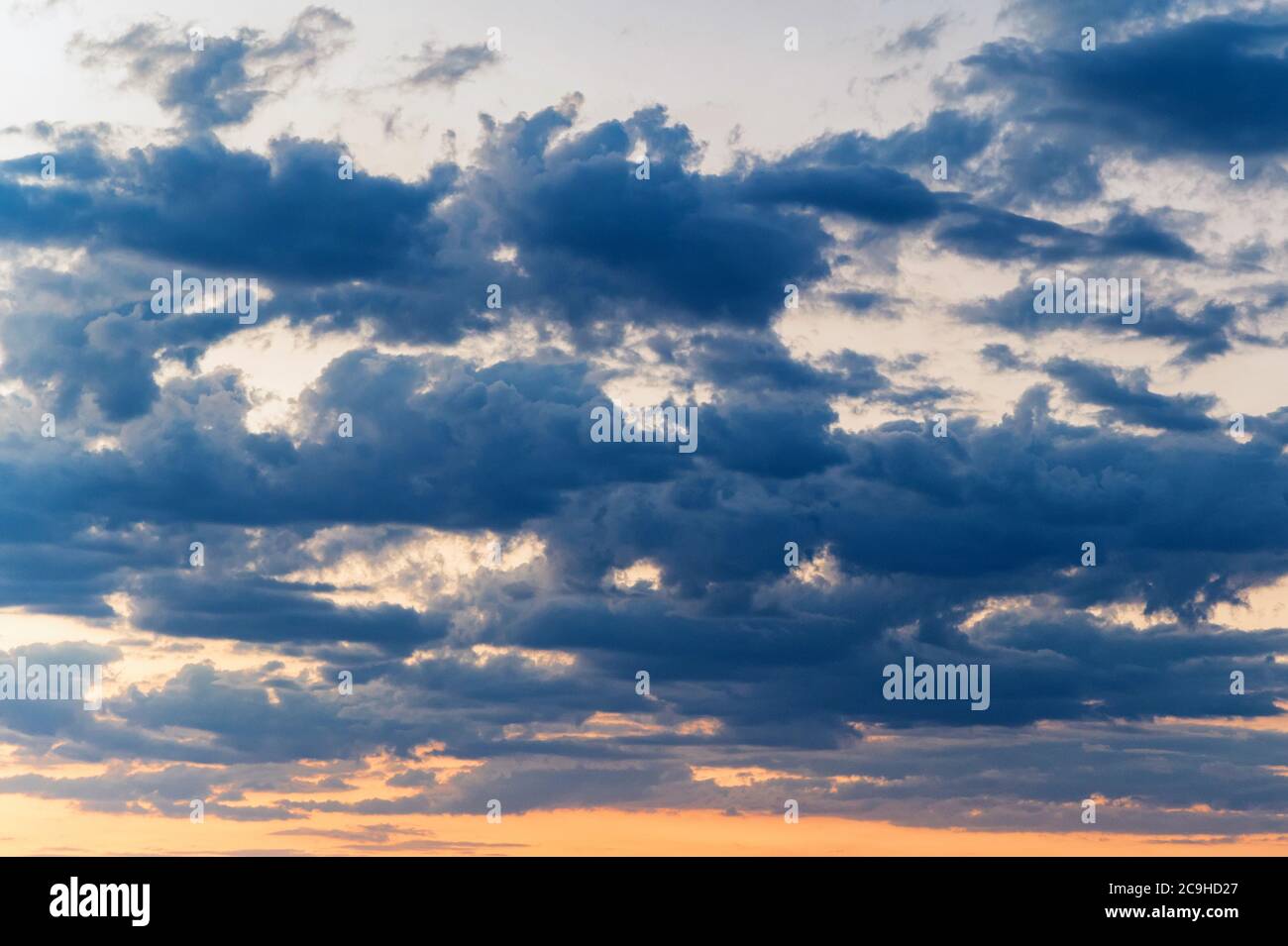 Splendido sfondo naturale del tramonto con paesaggi sopraelevati e nuvole Foto Stock