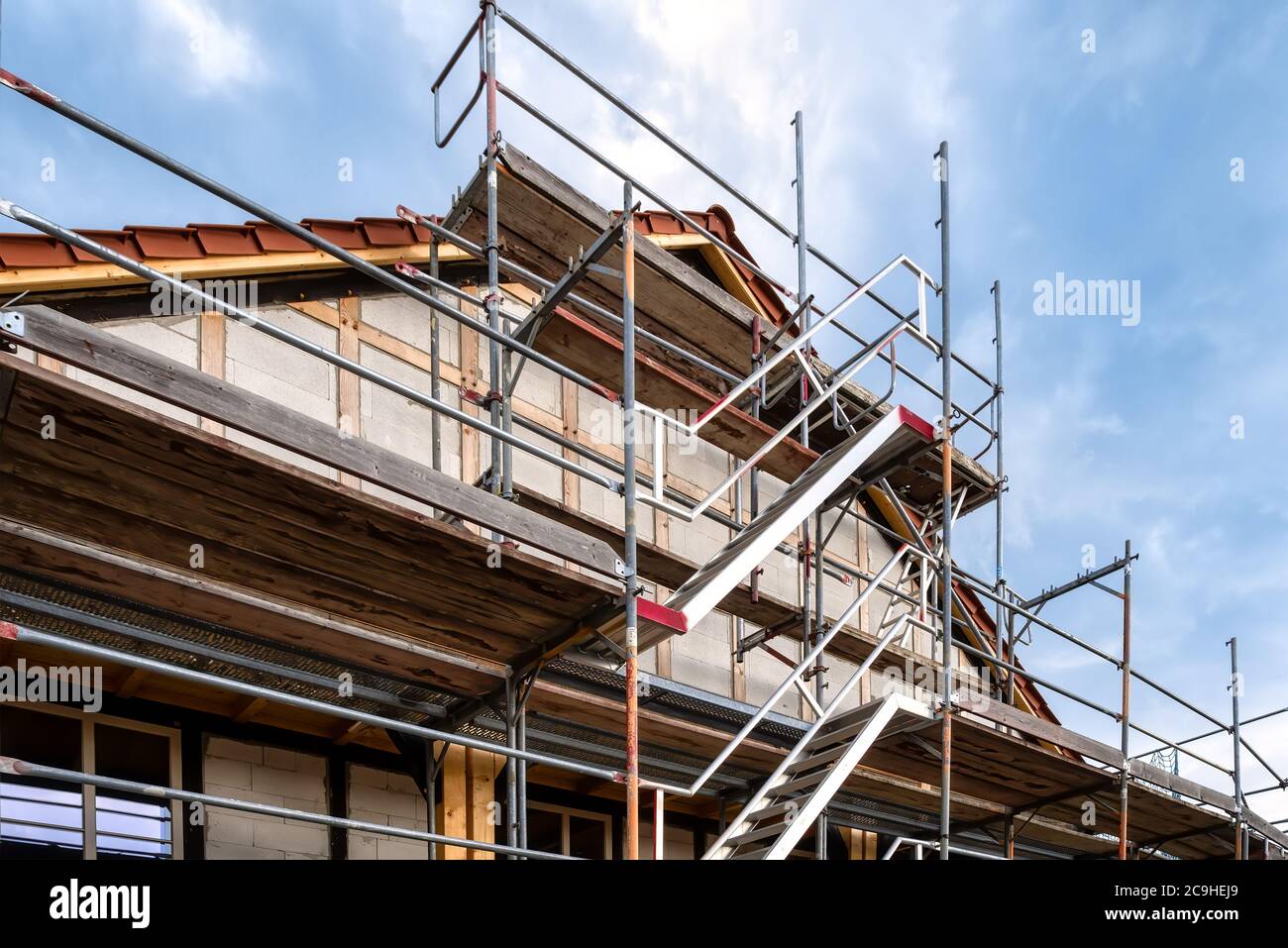 Ricostruzione e ristrutturazione di una vecchia casa a graticcio Foto Stock