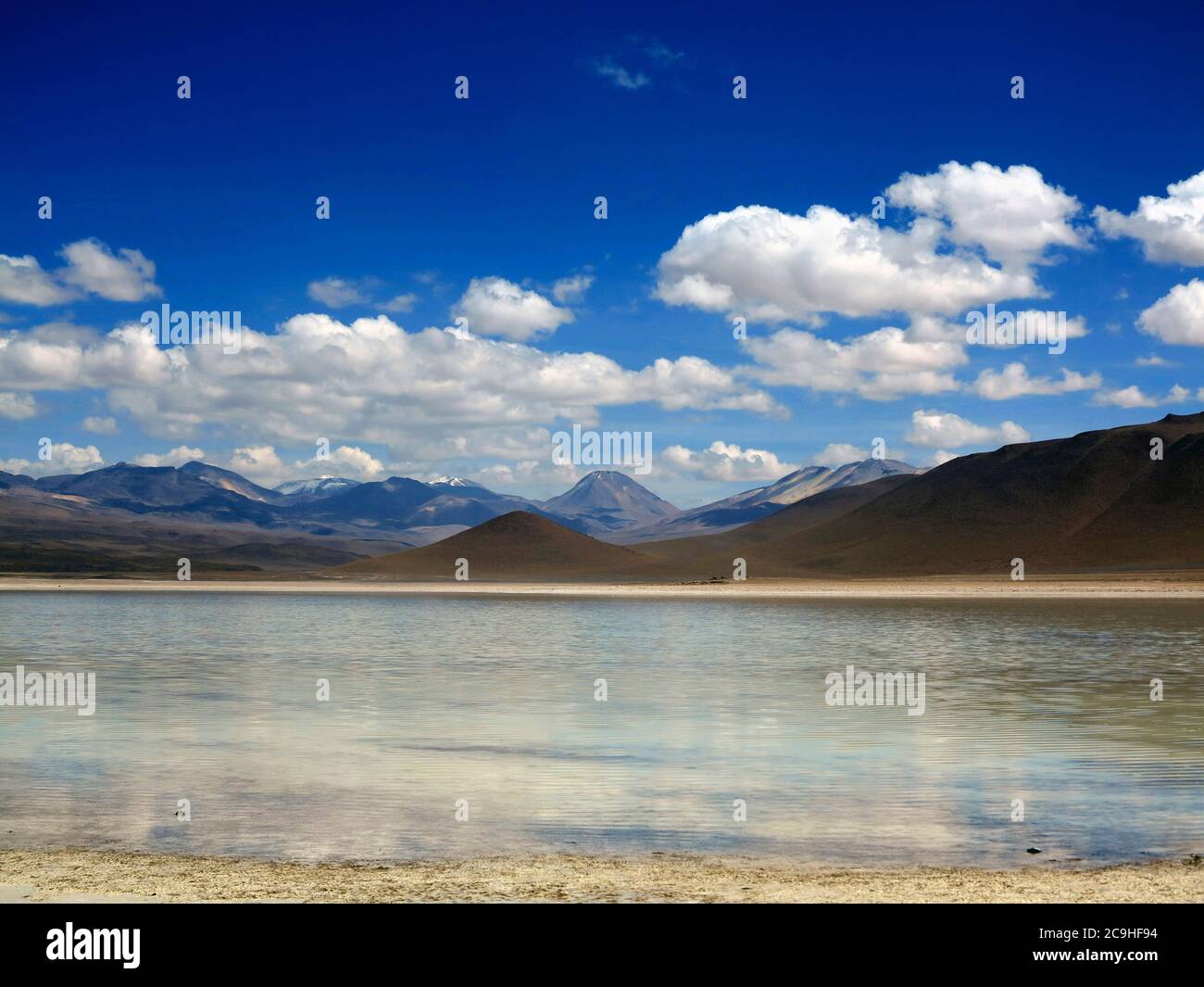 La maestosa Laguna Verde o Laguna Verde nell'altopiano del deserto di Siloli, vicino al Salar de Uyuni nella Bolivia sudoccidentale. Il deserto Siloli corre Foto Stock