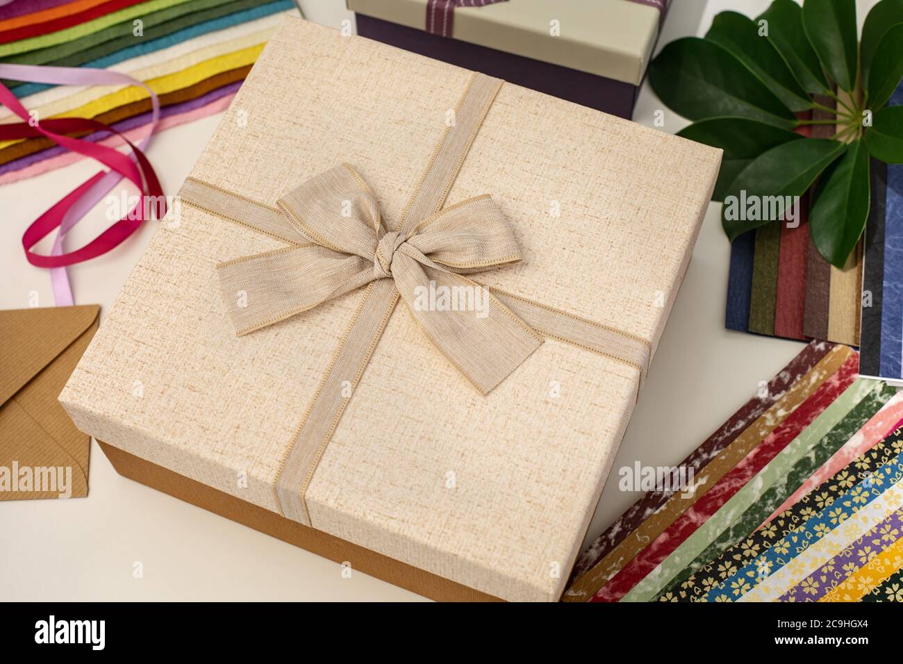 Tutto quello che c'è da fare per la confezione regalo su sfondo bianco. Scatola presente con prua. Nastro e carta a colori. Foto Stock