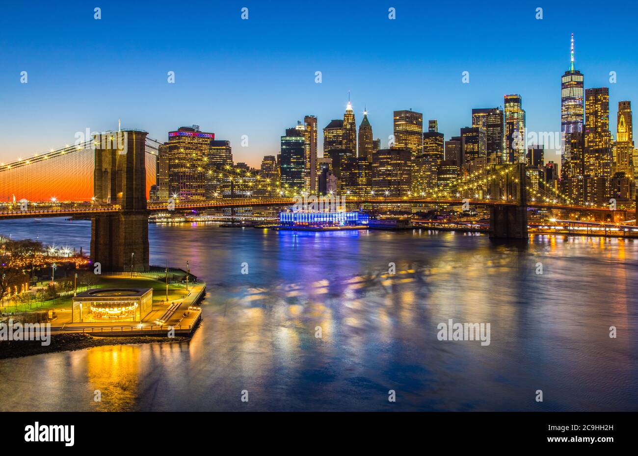 Vista del Ponte di Brooklyn e dello skyline di Lower Manhattan al tramonto dal Ponte di Manhattan; New York, NY Foto Stock