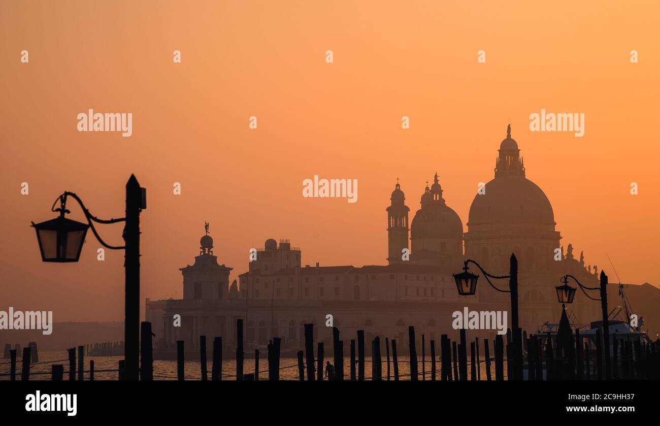 Basilica di Santa Maria della Salute in un tramonto infossato Foto Stock