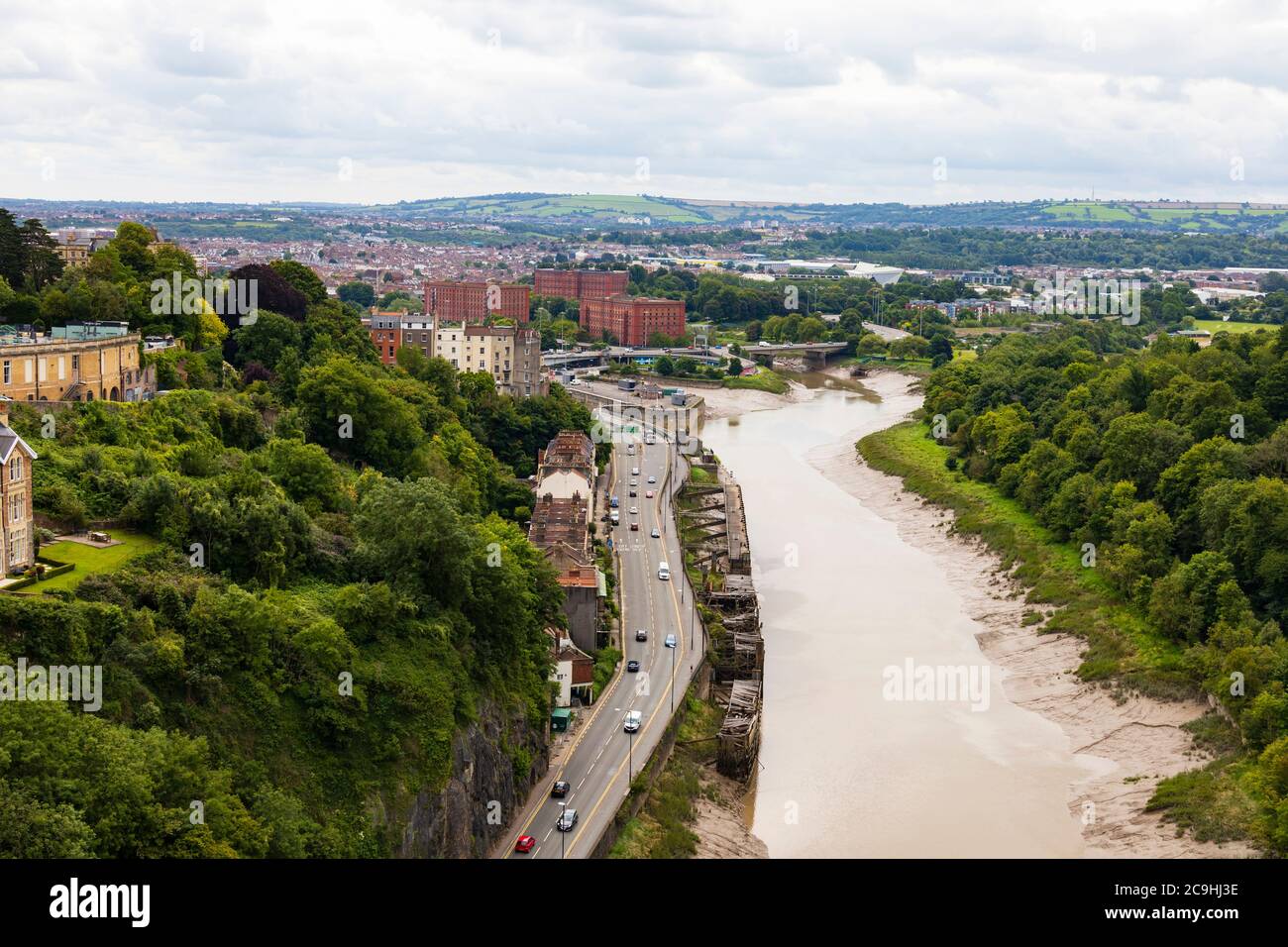 Vista lungo il fiume Avon verso Bristol da Isambard Kingdom Brunel Clifton Suspension Bridge sulla Gola di Avon, tra Clifton e Leigh Woods Foto Stock