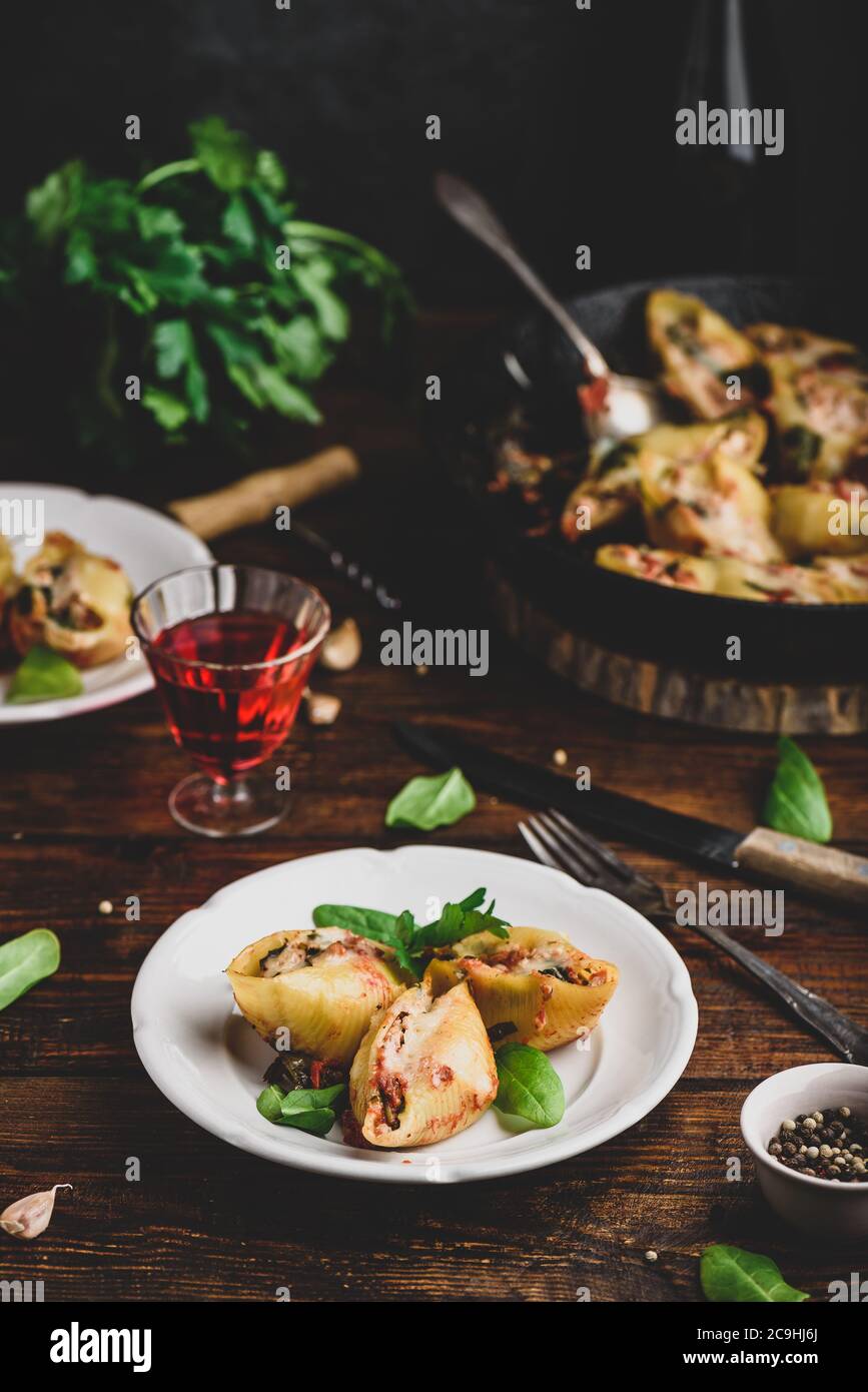 Pasta ripiena di manzo macinato, spinaci e formaggio Foto Stock