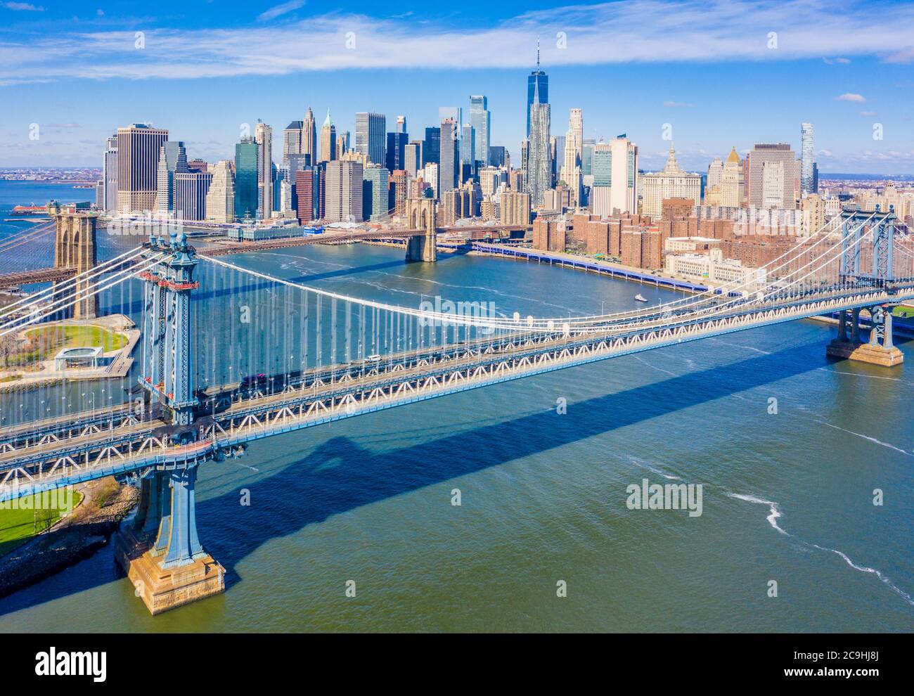 Vista aerea dei ponti di Brooklyn e Manhattan con lo skyline di Lower Manhattan sullo sfondo lungo l'East River vicino al Brooklyn Bridge Park Foto Stock