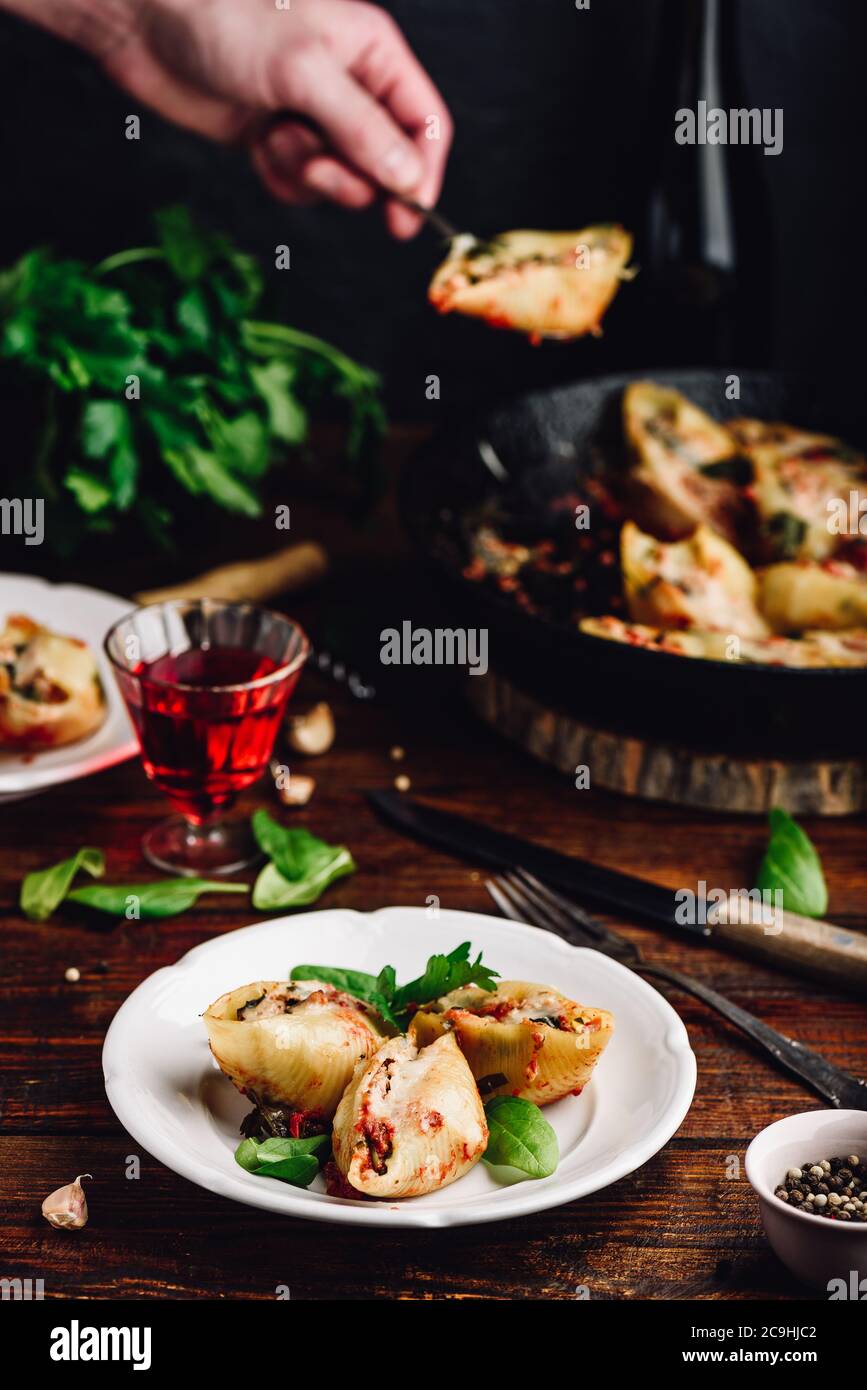 Pasta ripiena di manzo macinato, spinaci e formaggio Foto Stock