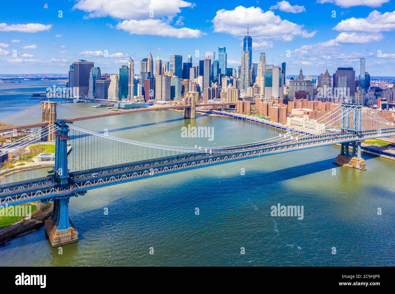 Vista aerea dei ponti di Brooklyn e Manhattan con lo skyline di Lower Manhattan sullo sfondo lungo l'East River vicino al Brooklyn Bridge Park Foto Stock