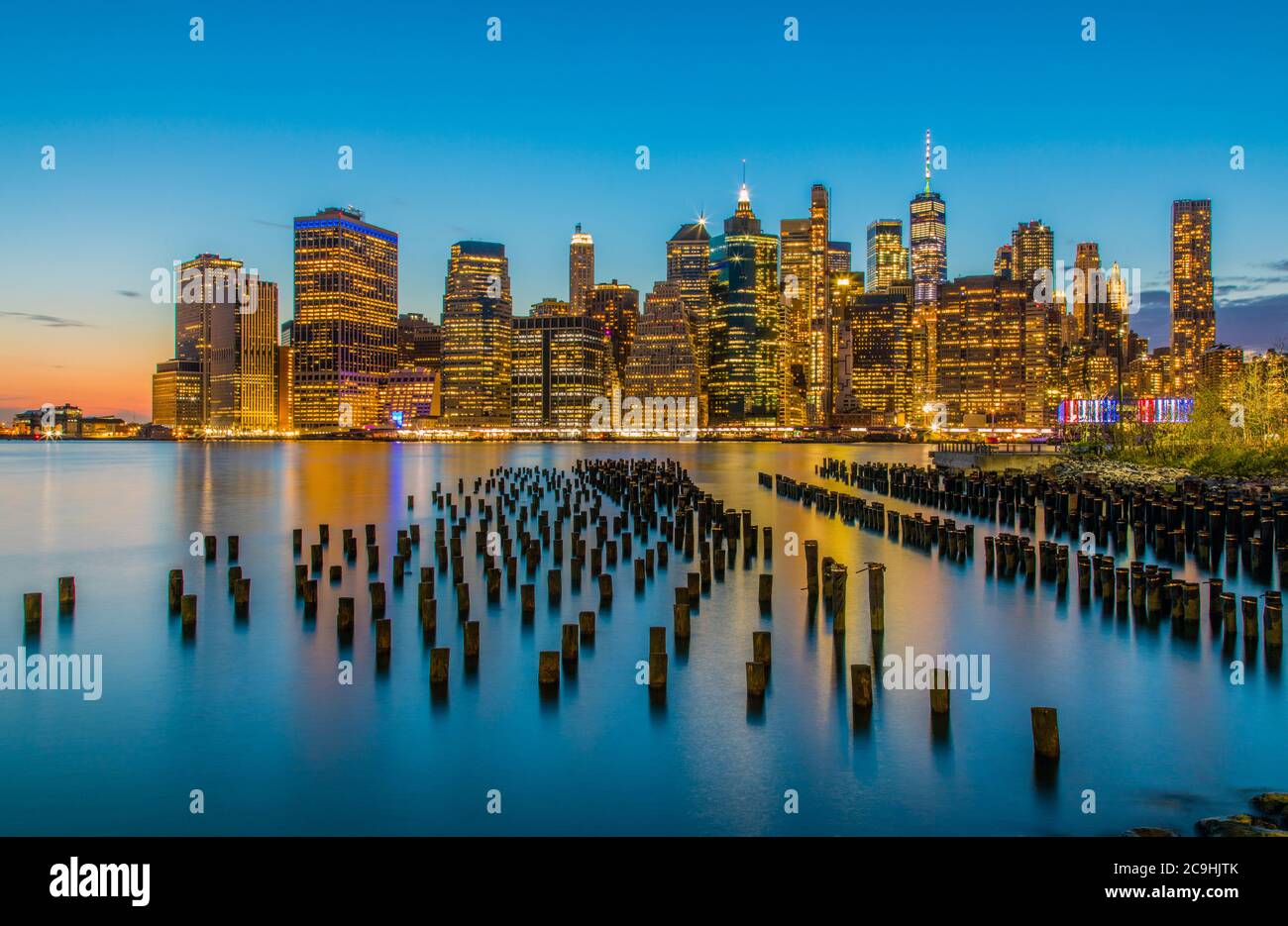 Tramonto lungo l'East River e il porto di New York, tratto dal Brooklyn Bridge Park a DUMBO. New York City; Lower Manhattan; NYC Financial District Foto Stock