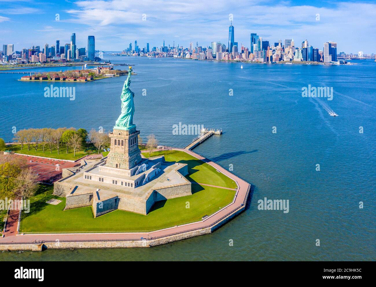 Vista aerea della Statua della libertà dal porto di New York con vista su Ellis Island, Jersey City e lo skyline di Lower Manhattan Foto Stock