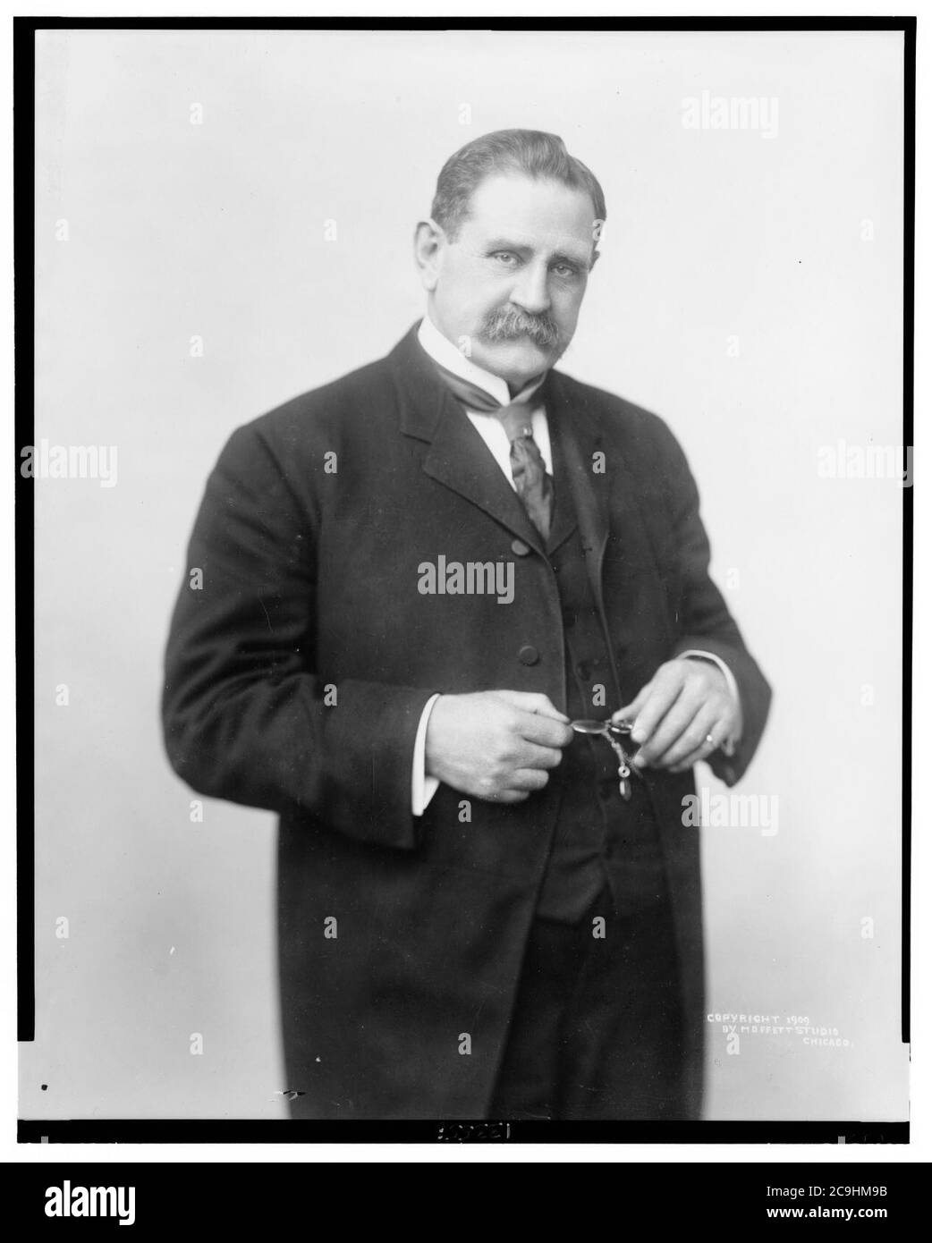 Jacob McGavock Dickinson, ritratto di tre quarti di lunghezza, in piedi, di fronte) - di Moffett Studio, Chicago Foto Stock