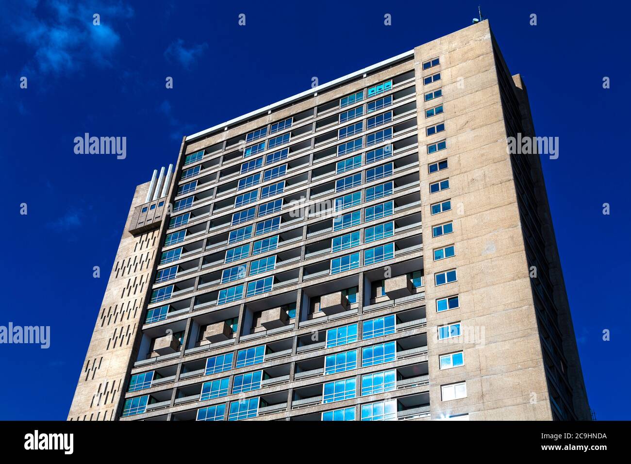 Edificio residenziale alto e in stile brutale, la Torre Balfron dell'architetto Ernő Goldfinger alla Brownfield Estate di Londra, Regno Unito Foto Stock