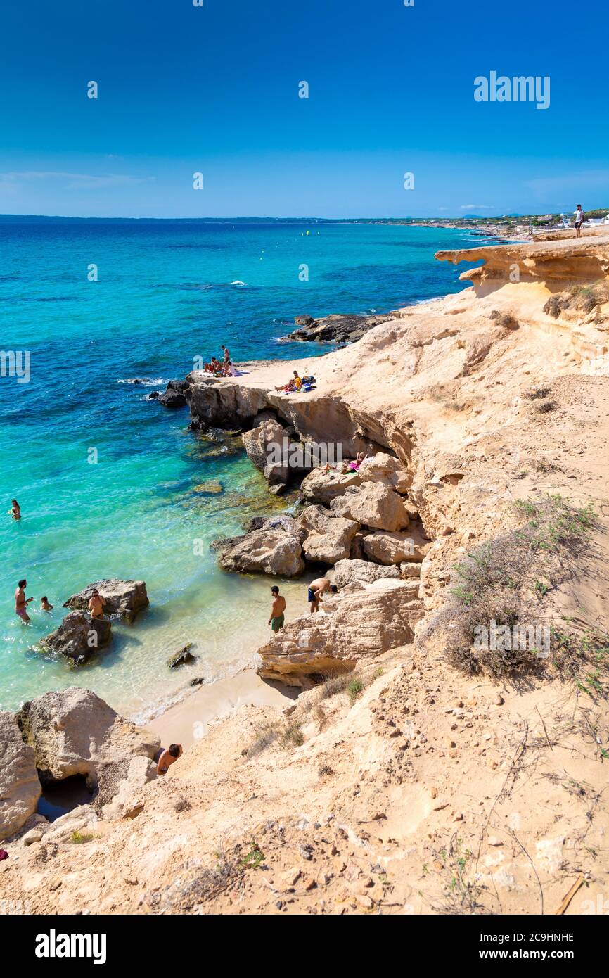 Persone che nuotano nella baia di Calo des Mort, Formentera, Spagna Foto Stock