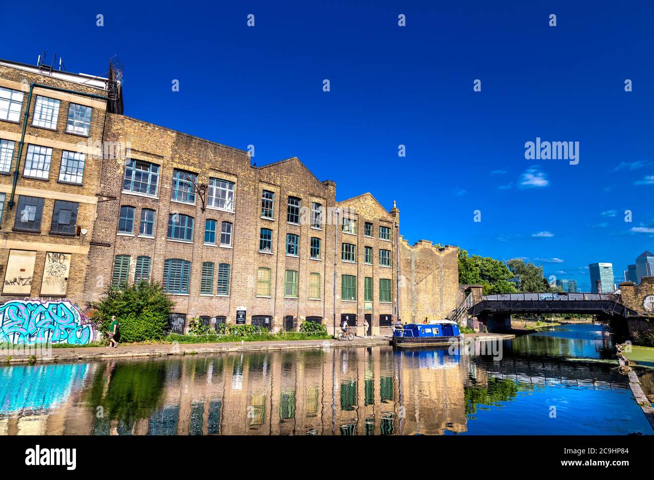 Il retro del Ragged School Museum e Regents Canal, Tower Hamlets, Londra, Regno Unito Foto Stock