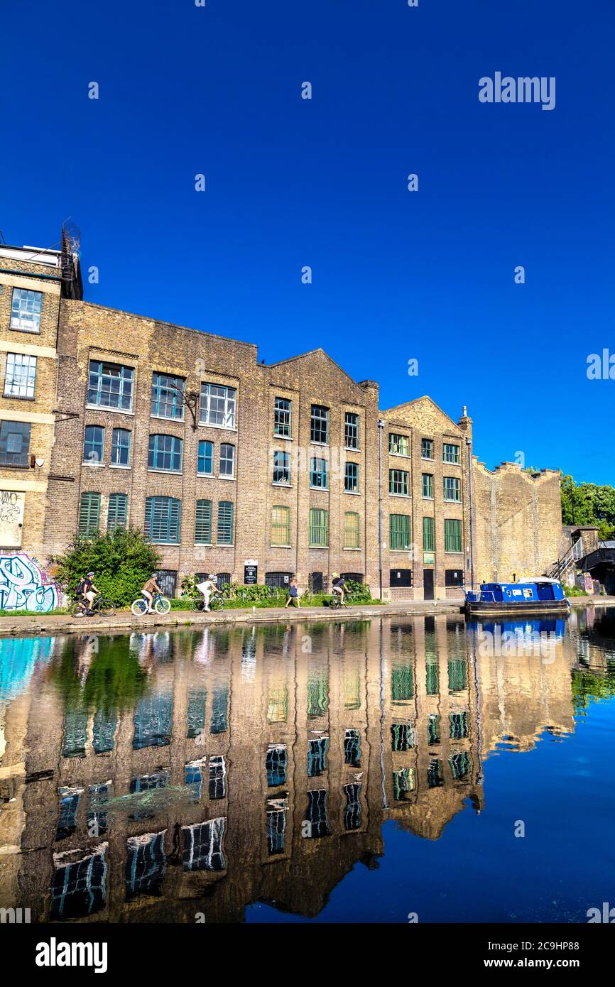 Il retro del Ragged School Museum e Regents Canal, Tower Hamlets, Londra, Regno Unito Foto Stock