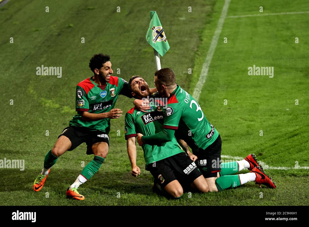 Robbie McDaid di Glentoran (al centro) celebra il secondo gol del suo fianco durante la paurosa partita della Coppa irlandese dei blinders Sadler al Windsor Park di Belfast. Foto Stock