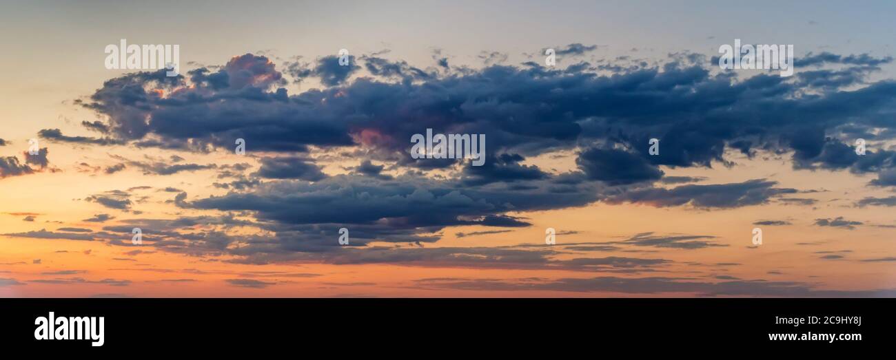 Suggestivo paesaggio panoramico con nuvole scure durante l'alba Foto Stock