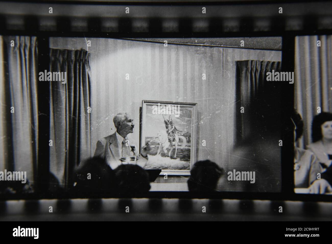 Bella fotografia in bianco e nero degli anni '70 di un oratore adulto che tiene lezioni sul podio. Foto Stock