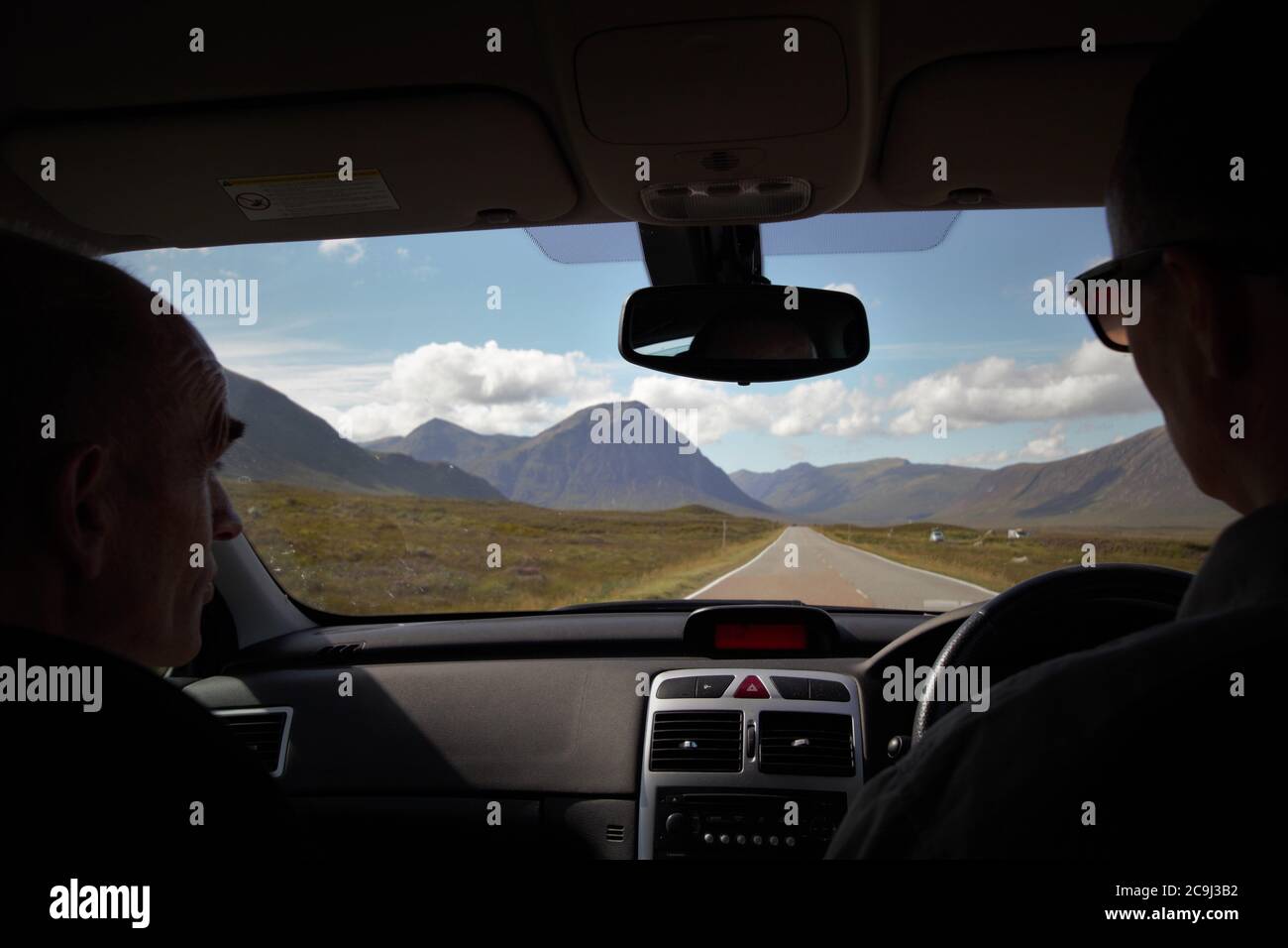 Due uomini che viaggiano in auto verso Glencoe, paesaggi montani nelle Highlands scozzesi, Glencoe, Scozia, Regno Unito Foto Stock