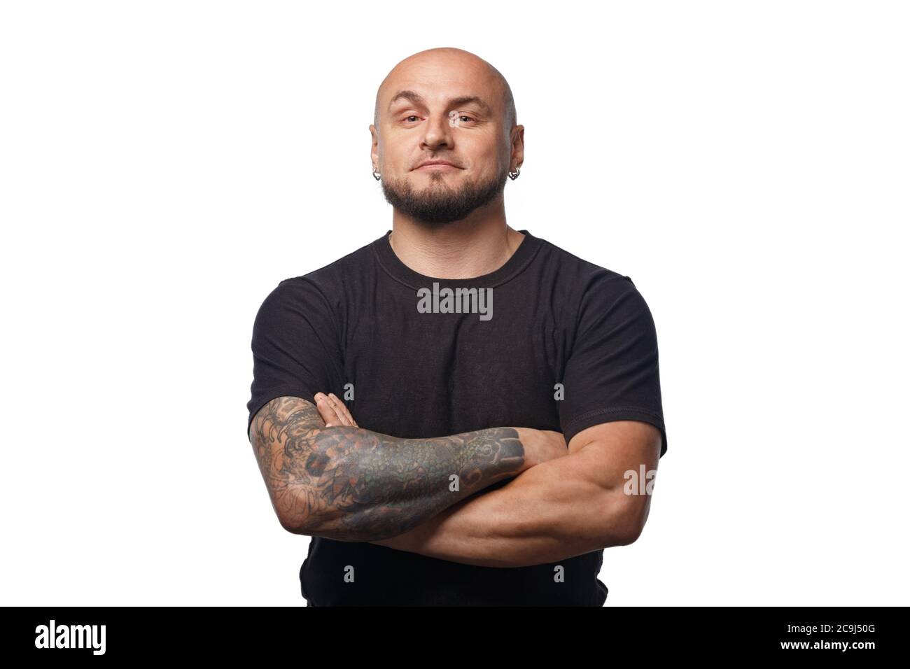 Foto di calvo sorridente uomo in camicia nera su sfondo bianco Foto Stock