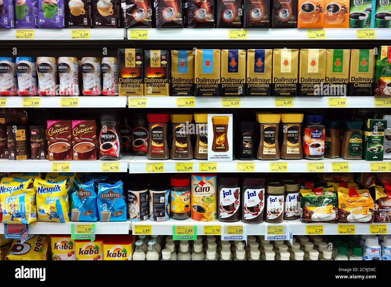 Confezioni di caffè in un supermercato Foto stock - Alamy