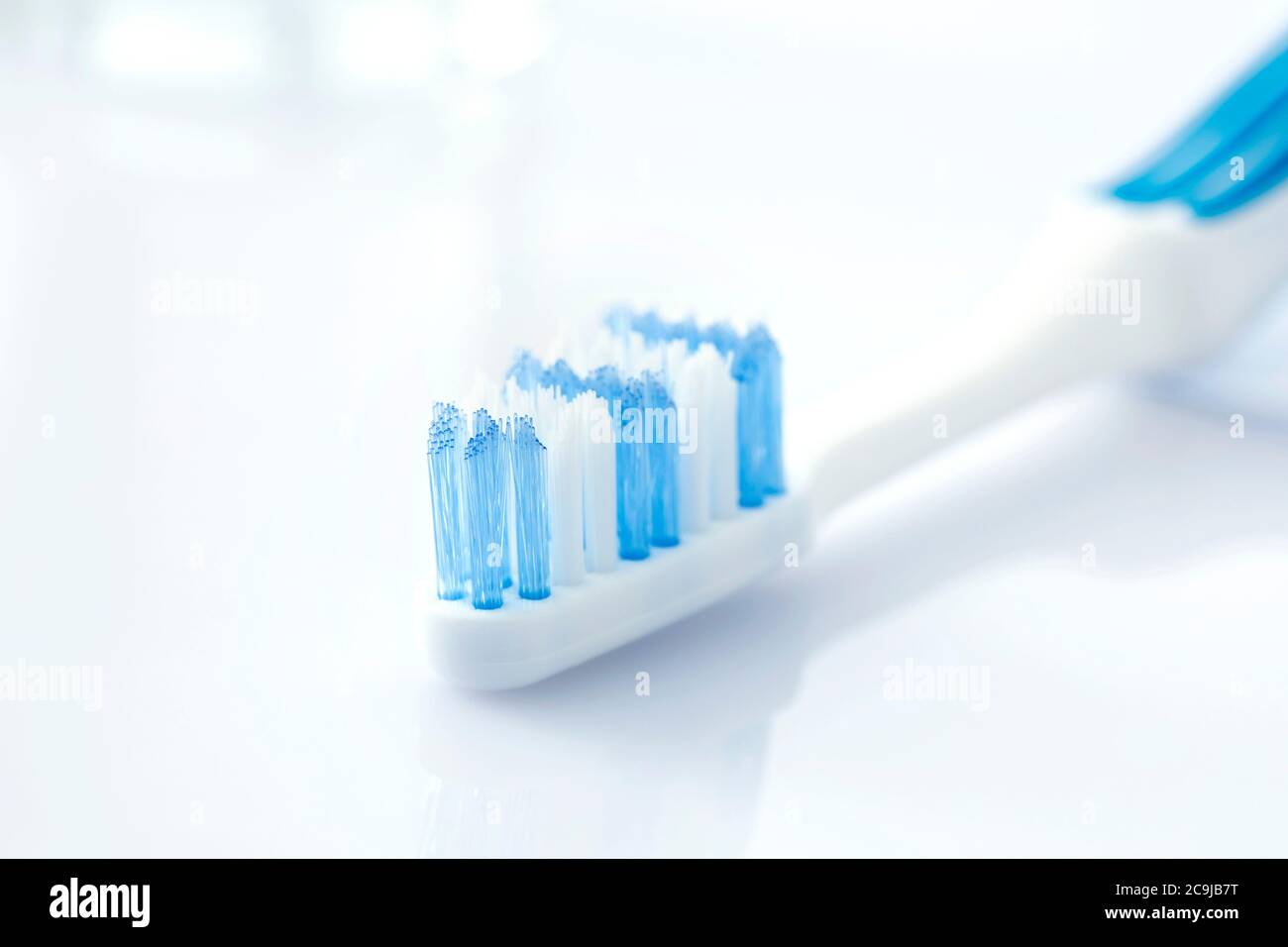 Spazzolino da denti su sfondo bianco. Foto Stock