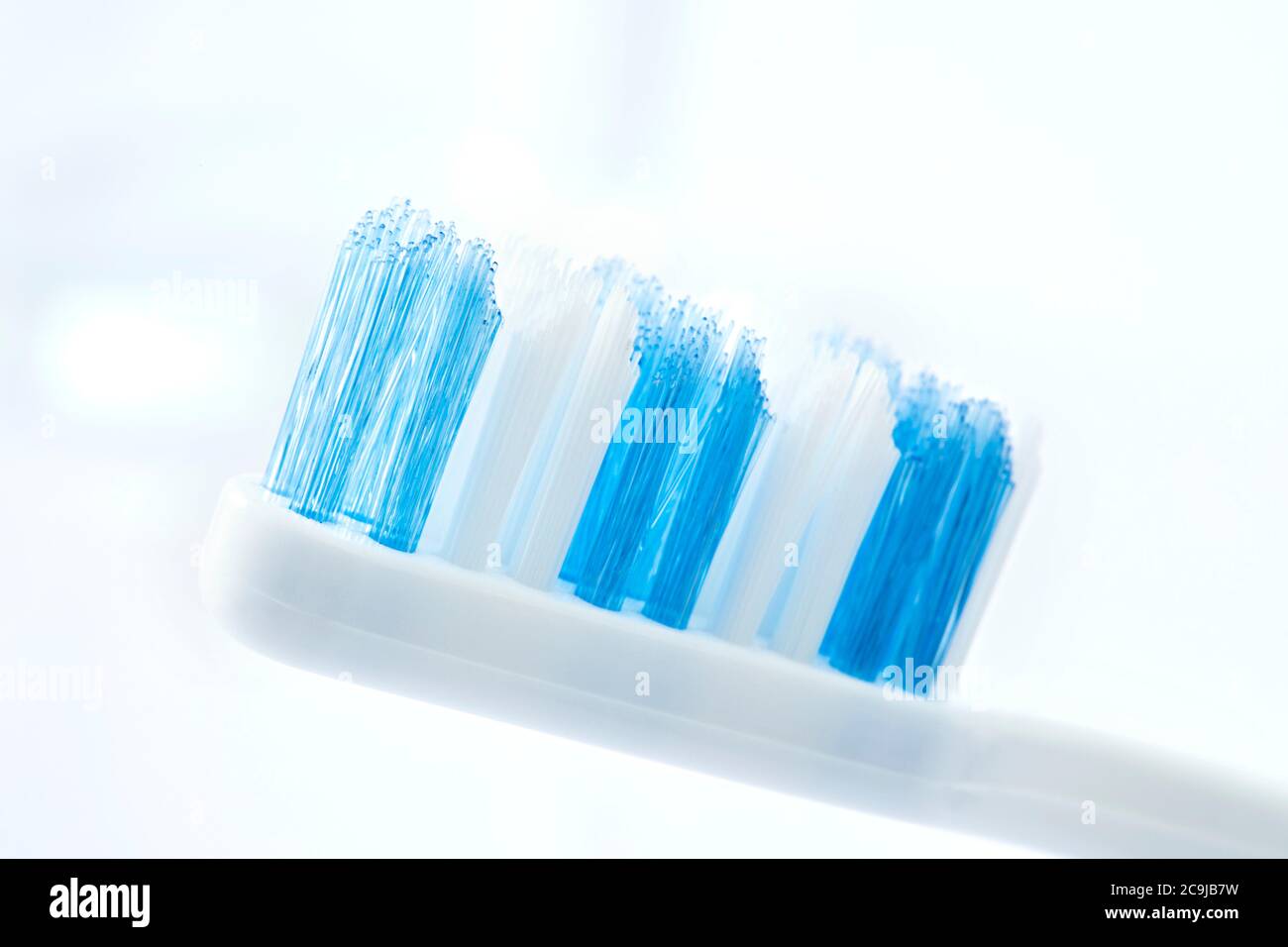 Spazzolino da denti su sfondo bianco. Foto Stock