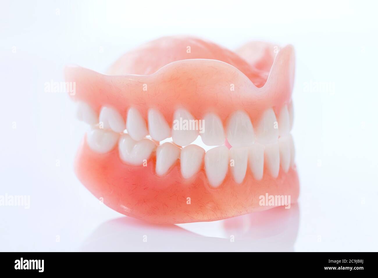 Dentures su sfondo bianco. Foto Stock