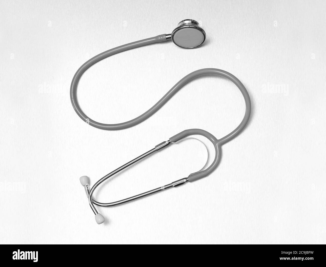 Uno stetoscopio contro uno sfondo bianco. Foto Stock