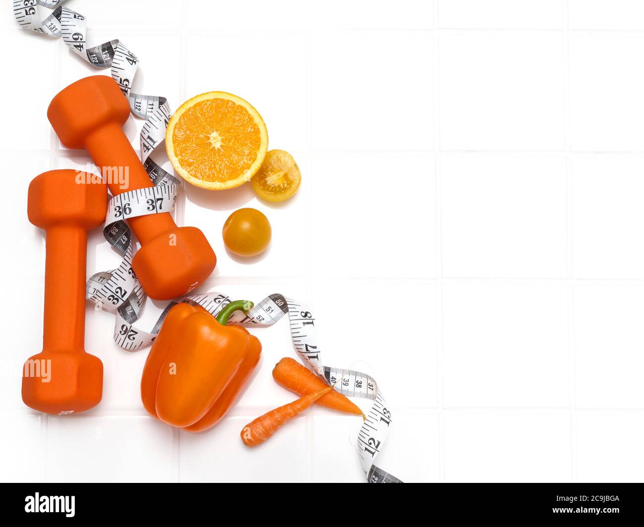 Frutta e verdura sane con manubri, riprese in studio. Foto Stock