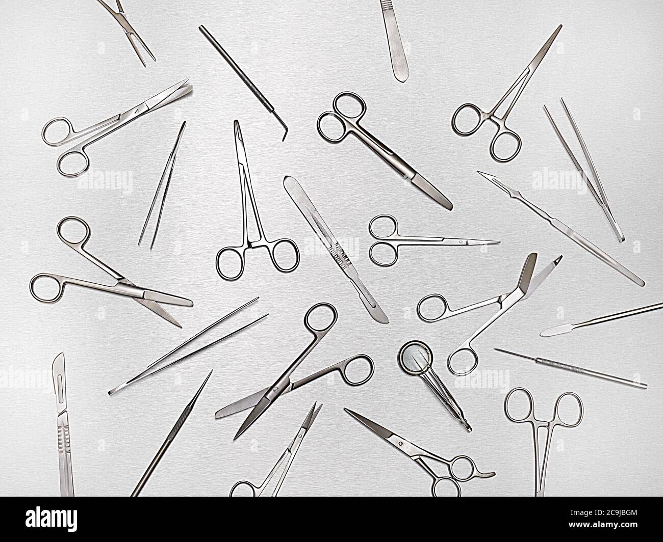 Forbici chirurgiche su sfondo grigio. Foto Stock