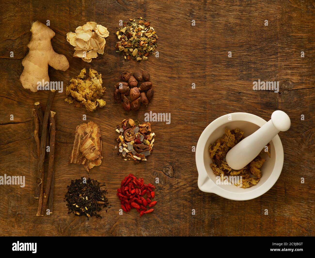 Erbe e attrezzature usate per la medicina alternativa. Foto Stock