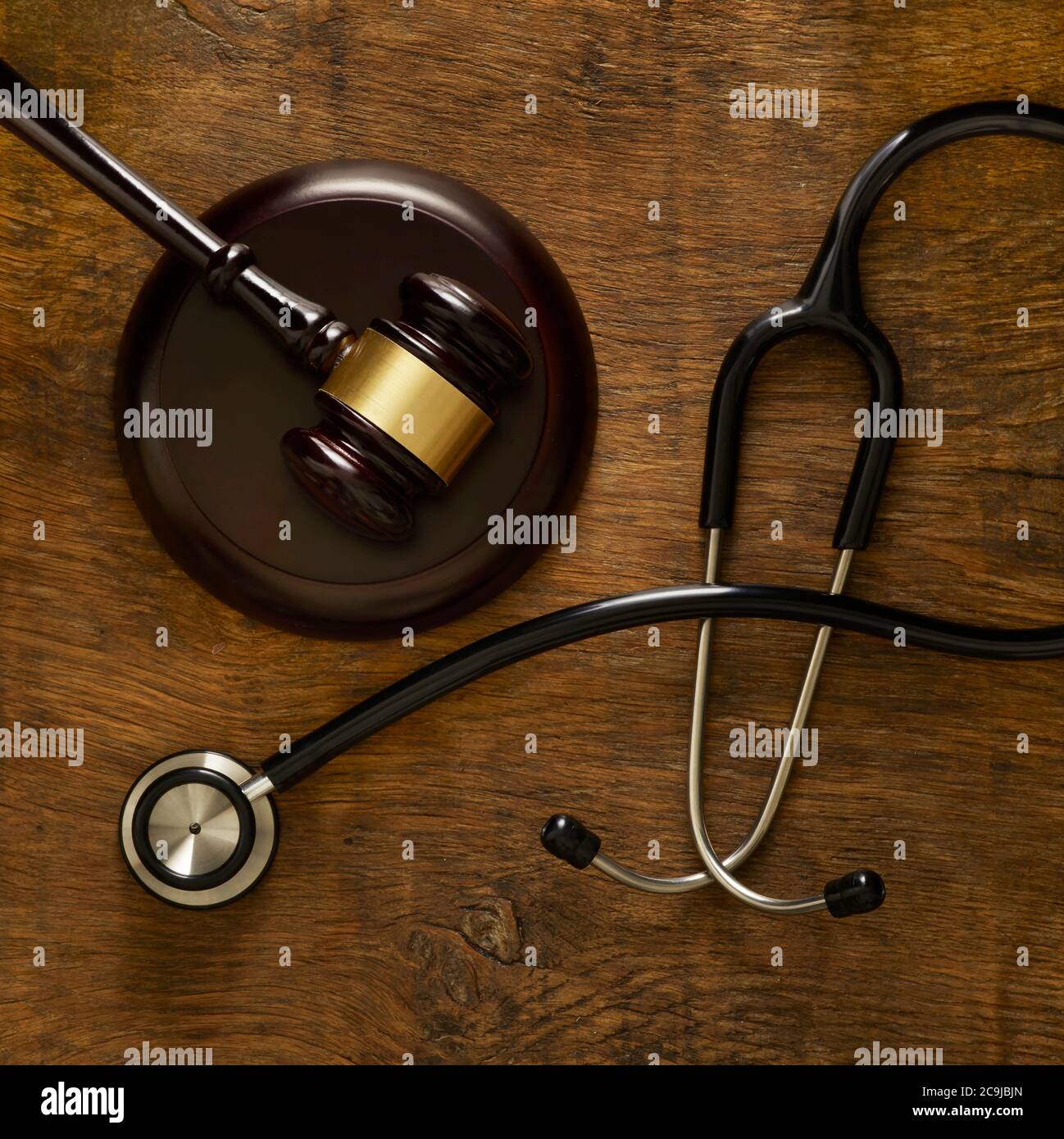 Stetoscopio e lawers gavel su sfondo di legno. Foto Stock