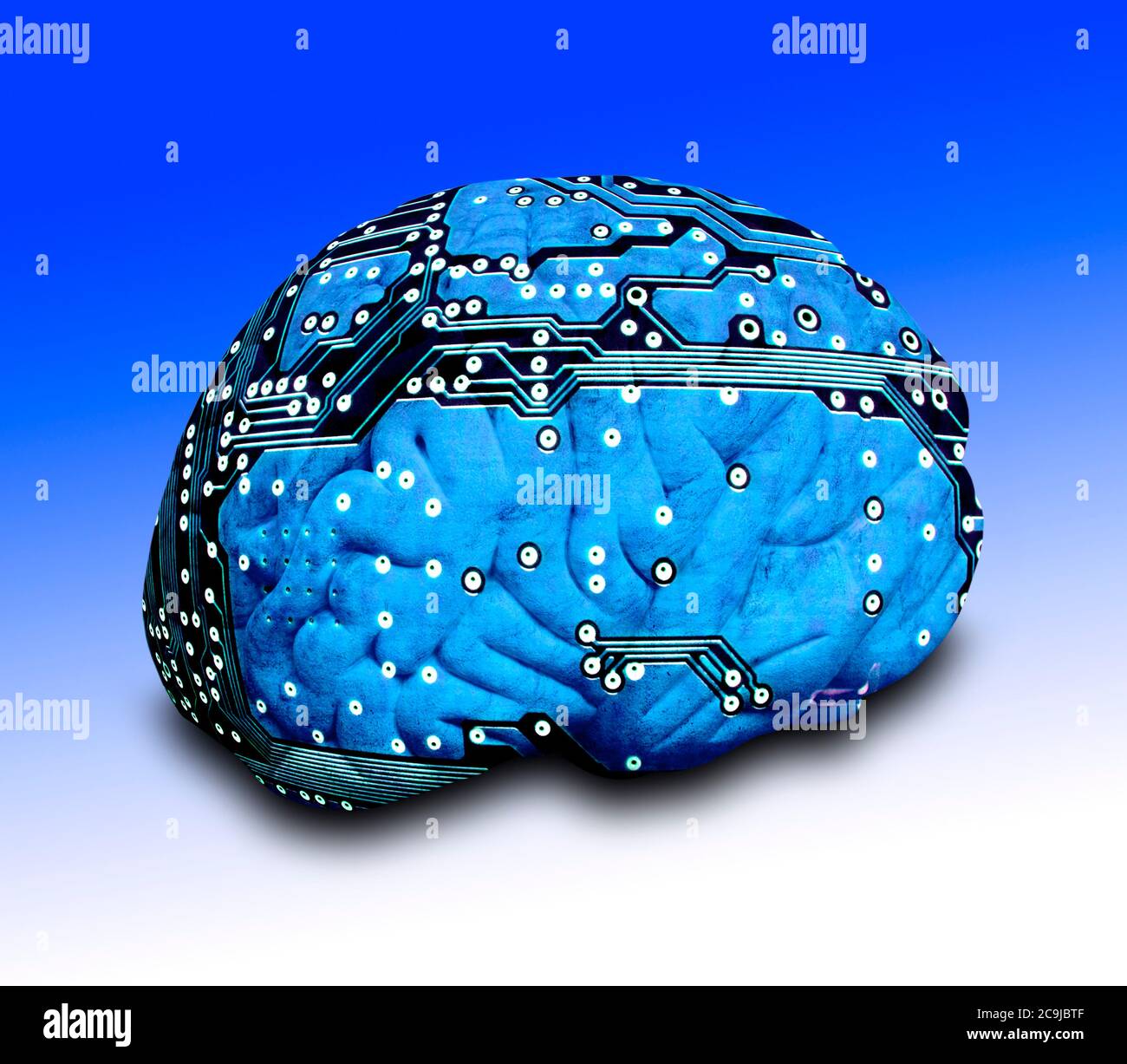 Cervello umano con scheda a circuito stampato su sfondo semplice. Foto Stock