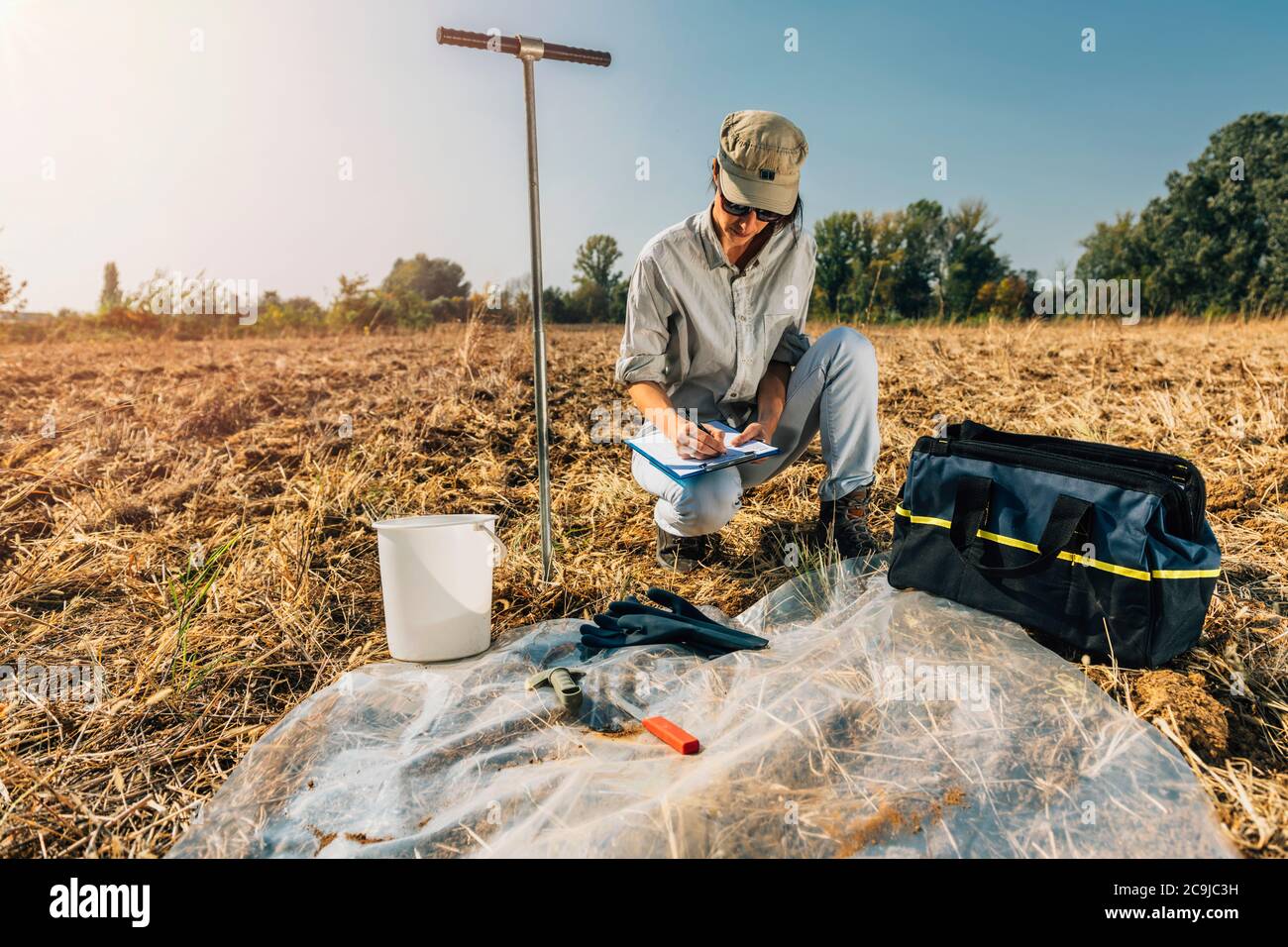 Prova del suolo. Agronomo femminile che prende appunti sul campo. Foto Stock