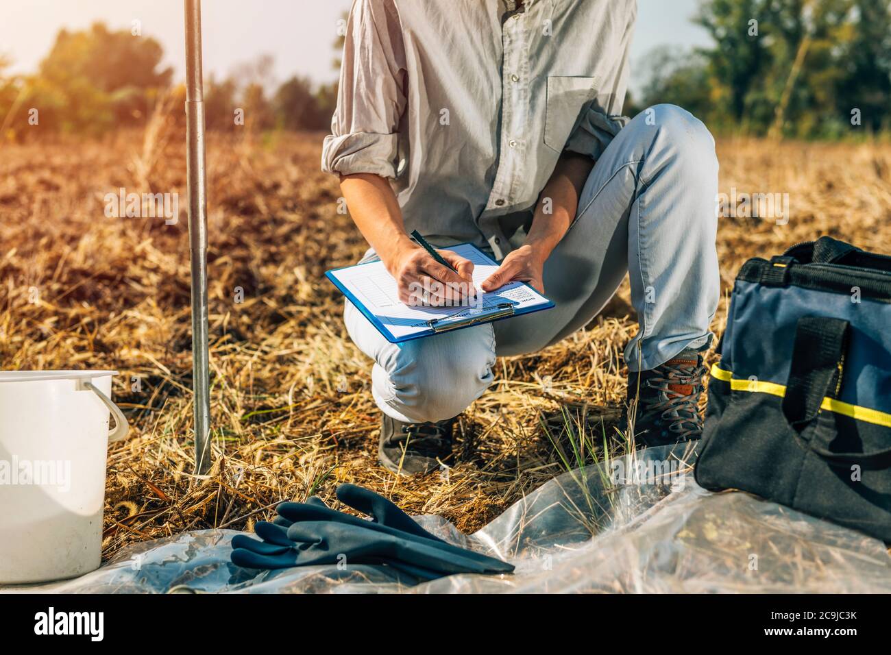 Prova del suolo. Agronomo femminile che prende appunti sul campo. Foto Stock