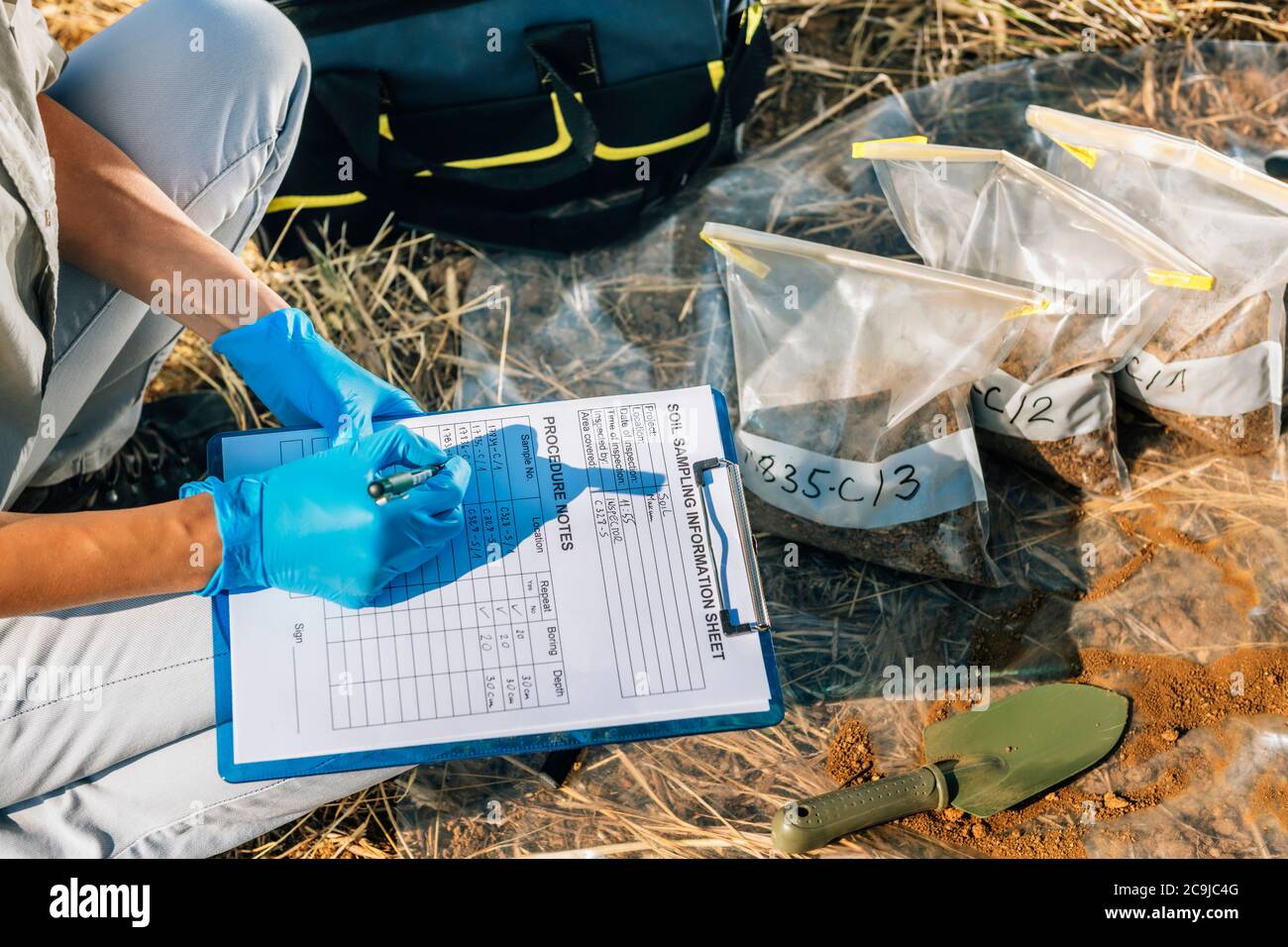Prova del suolo. Agronomo femminile che prende appunti sul campo. Foto Stock