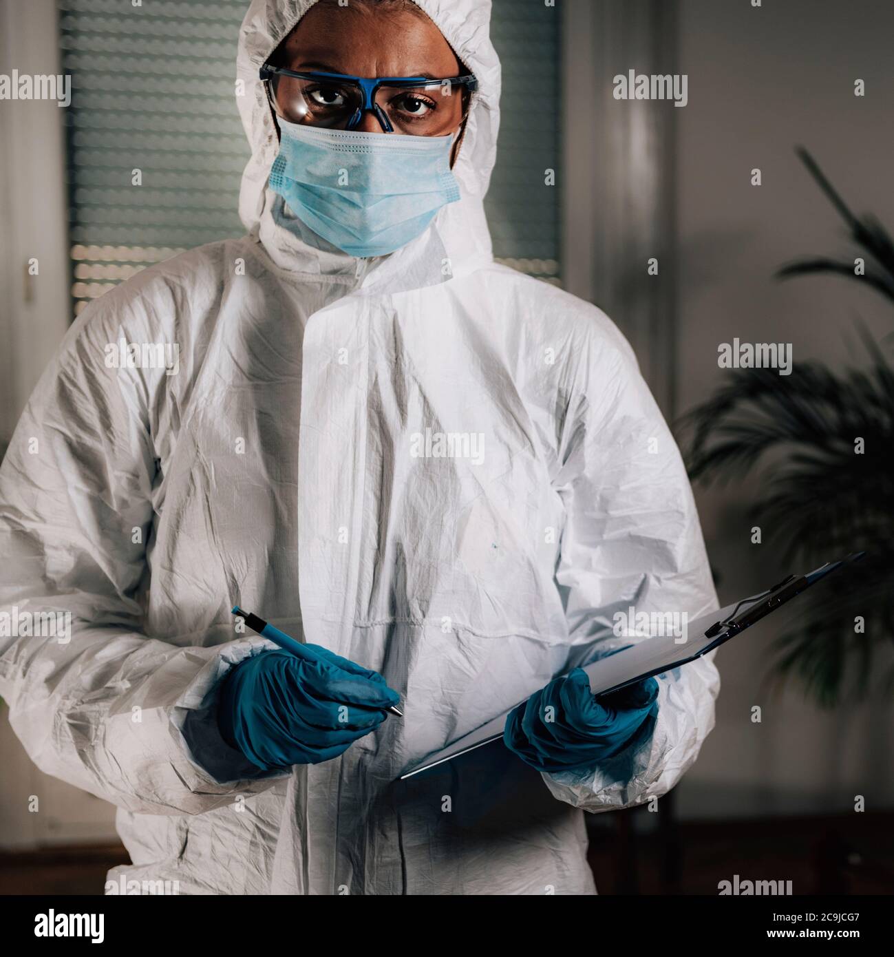 Scena del crimine. Esperto di forensics in una scena di crimine. Foto Stock