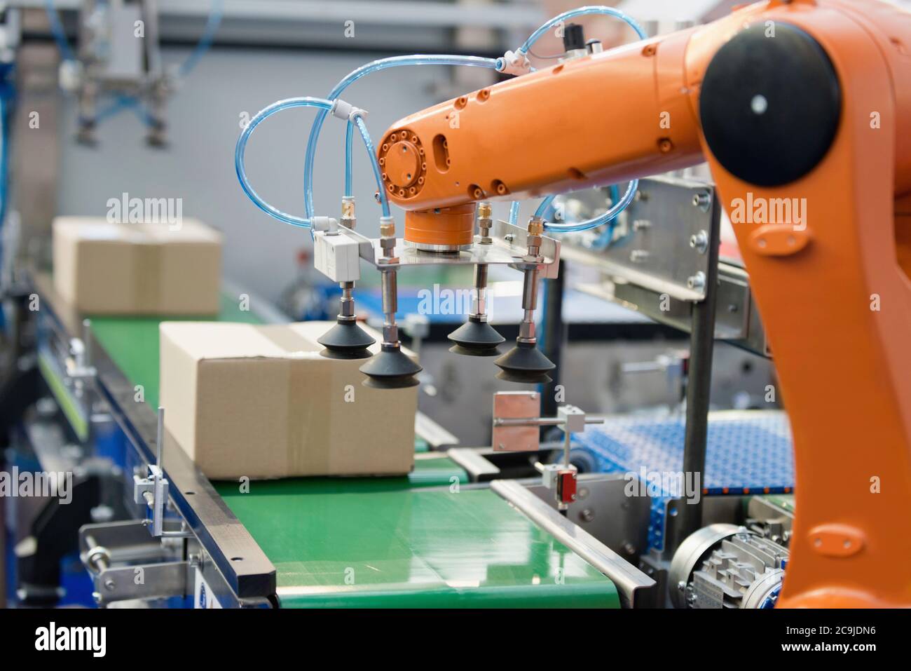 Braccio robotico in funzione su una linea di produzione. Foto Stock