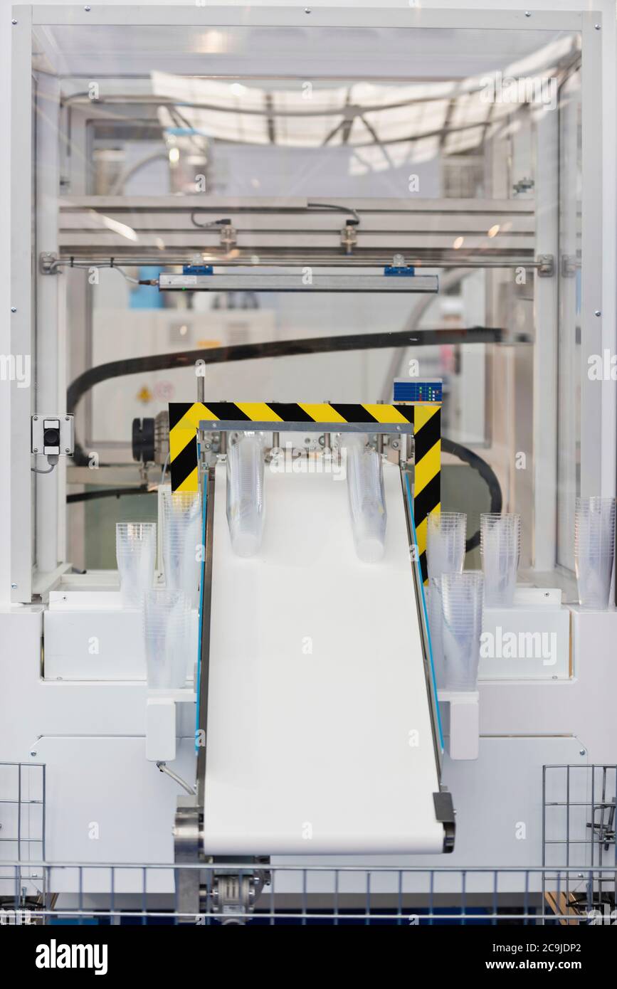 Linea di produzione per la produzione di tazze in plastica, confezionamento per l'industria alimentare. Foto Stock