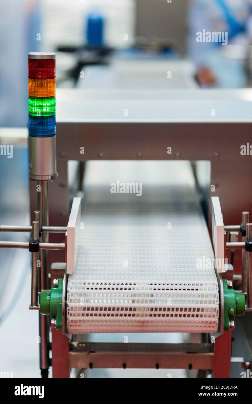 Macchina per il rilevamento di metalli - utilizzata per il controllo della qualità negli alimenti o in altri prodotti. L'allarme viene generato se il sistema rileva un prodotto difettoso o contaminato Foto Stock