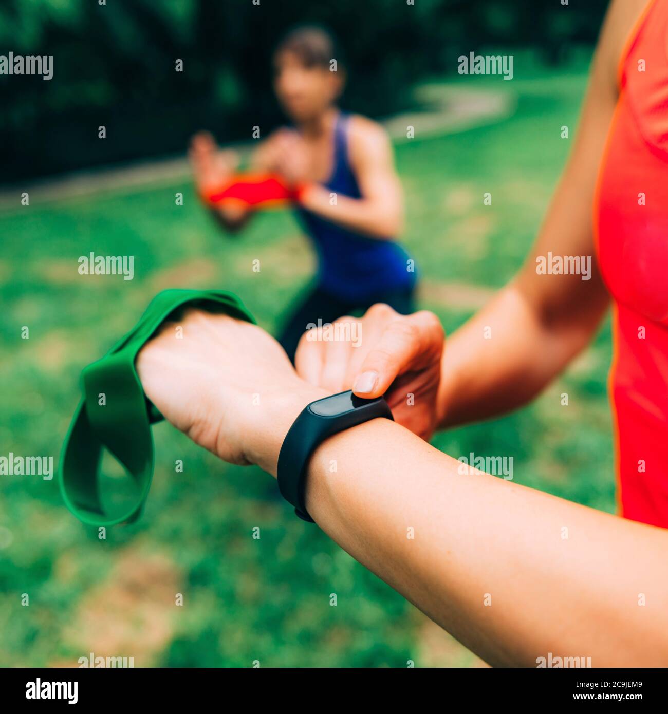 Donna che controlla i progressi dello smartwatch dopo un allenamento all'aperto. Foto Stock