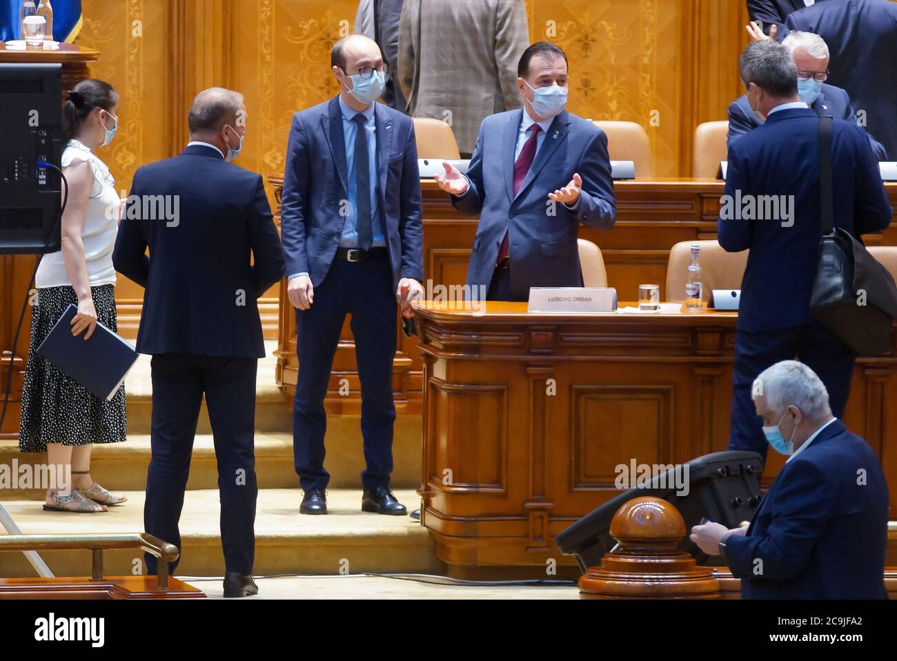 Bucarest, Romania - 06 luglio 2020: Andi Manciu (C-L), capo del Gruppo di comunicazione strategica, all'incontro in cui il Premier Ludovic Orban (C. Foto Stock