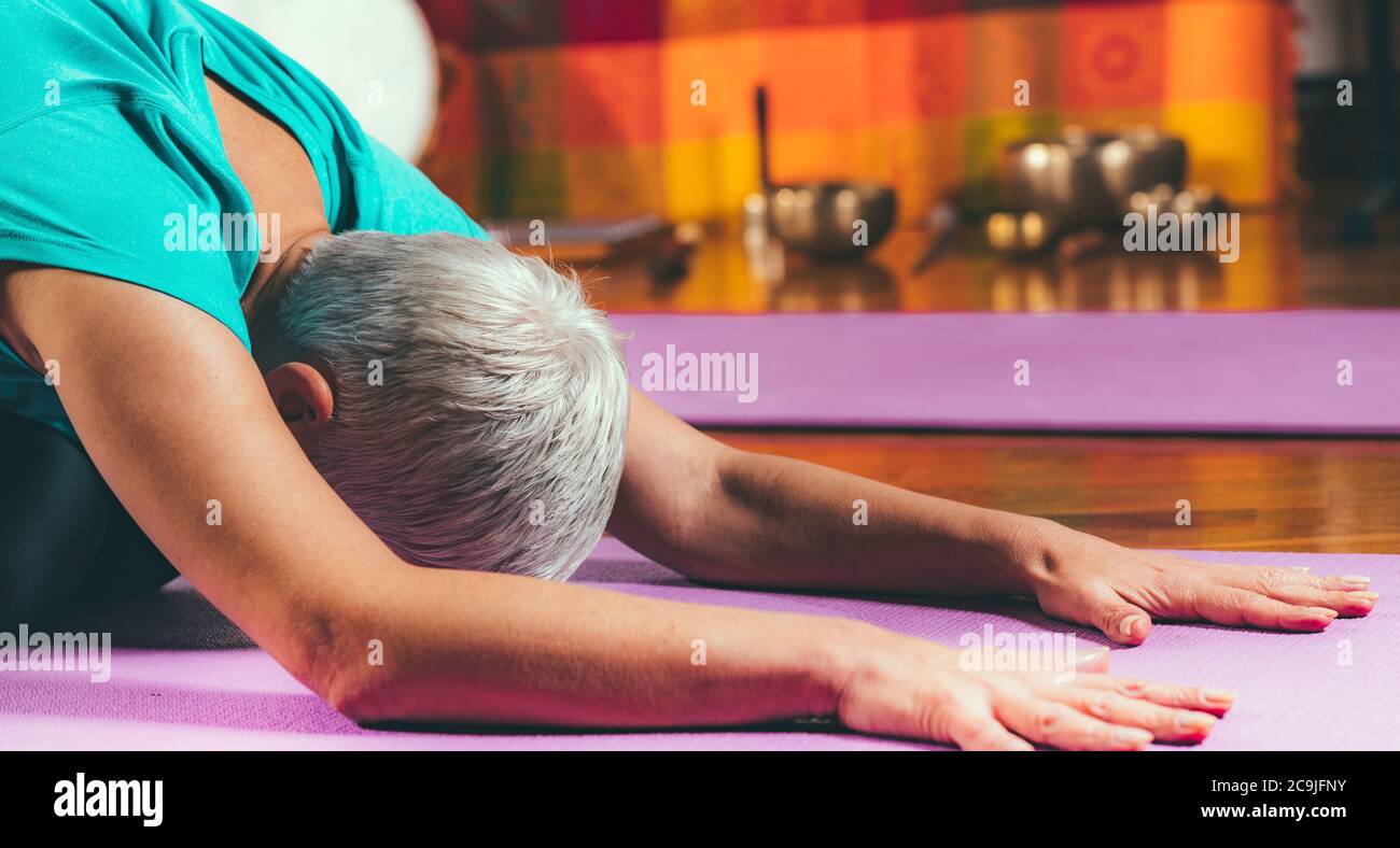 Donna anziana che fa yoga. Foto Stock