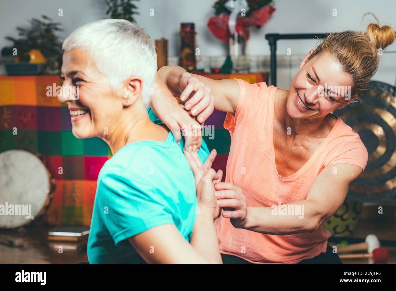 Donna anziana in una lezione privata di yoga. Foto Stock