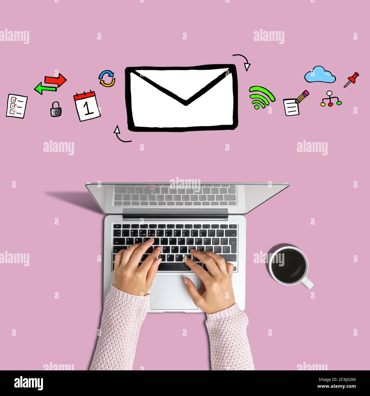 Concetto di comunicazione e-mail. Mani con computer portatile e icona e-mail Foto Stock