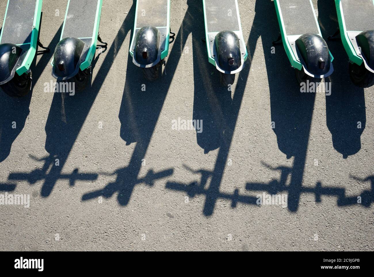 Bucarest, Romania - 30 luglio 2020: L'ombra degli scooter elettrici a bullone parcheggiati su un marciapiede a Bucarest. Questa immagine è solo per uso editoriale. Foto Stock