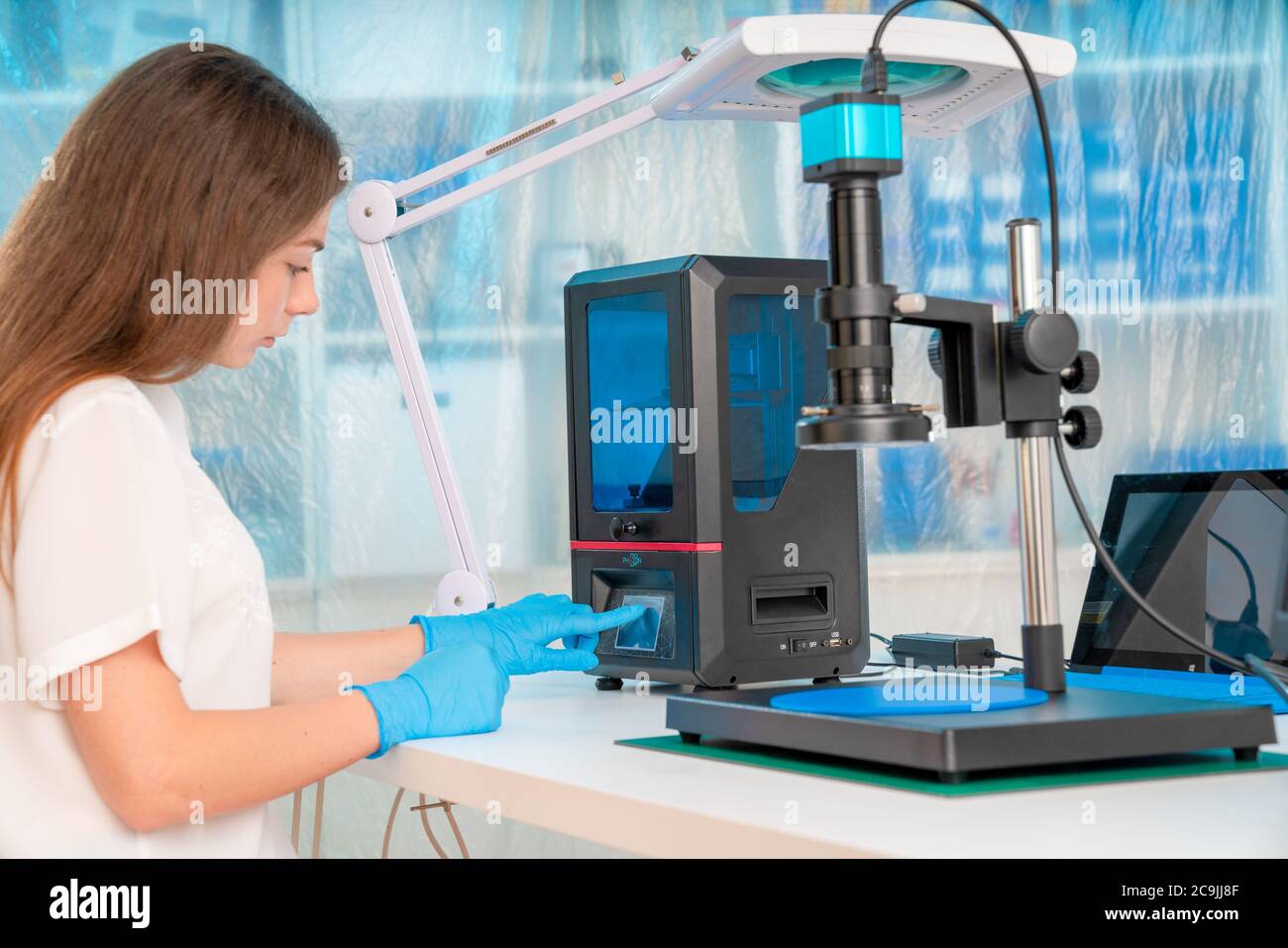 Tecnico che utilizza la stampante 3D. Foto Stock