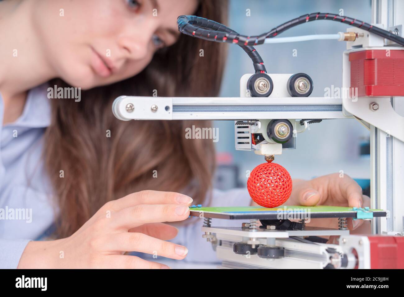 Tecnico che utilizza la stampante 3D. Foto Stock