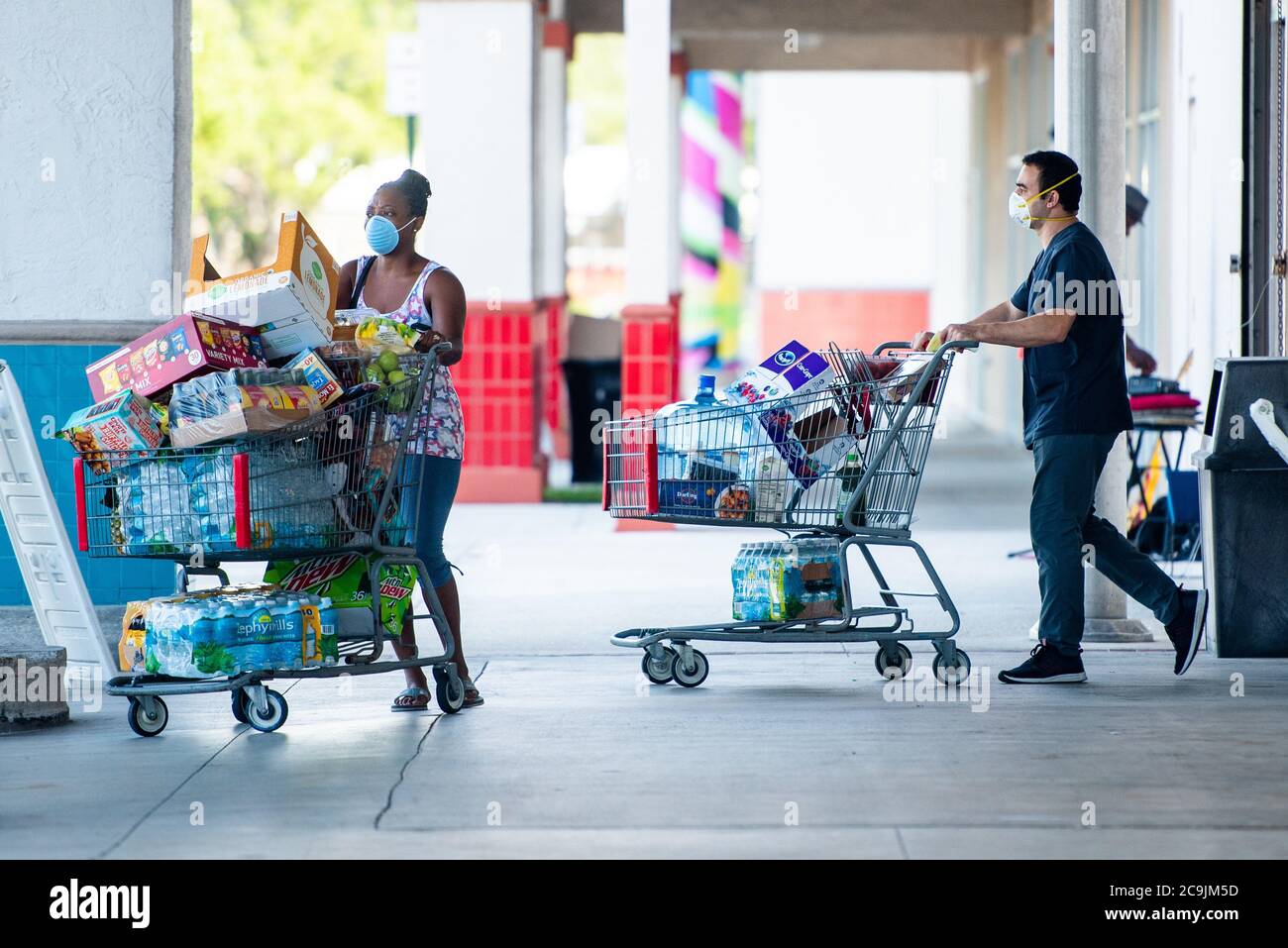 Hollywood, Florida, Stati Uniti. 31 luglio 2020. Floridians stock con generi alimentari e acqua in preperazione per l'uragano Isaias, a Hollywood, Fla. Florida Governatore, Ron Desantis, ha dichiarato uno stato di emergenza per le contee nel percorso dell'uragano Isaias Venerdì pomeriggio credito: Orit ben-Ezzer/ZUMA Wire/Alamy Live News Foto Stock