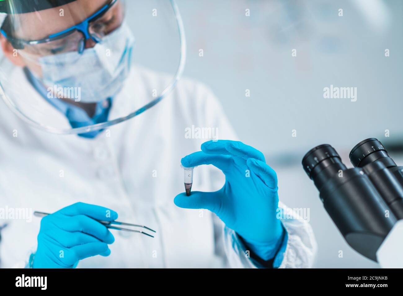 Giovane bioarcheologa femminile che analizza materiale osteologico umano in laboratorio. Foto Stock